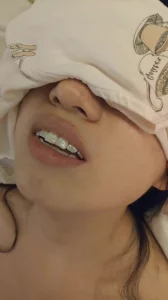 绿帽把老婆眼睛蒙起来，让单男进入房间和老婆享受。不料单男太紧张，第一封面图