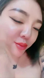 骚话连篇妖艳性感的花臂纹身大奶荡妇3封面图