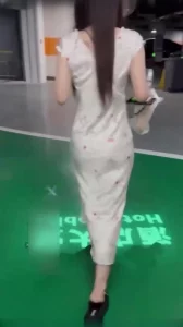 台球助教从停车场干到酒店这也太闷骚了穿着清纯碎花裙内衣内裤居封面图