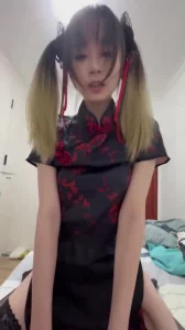 （完整版在简介）旗袍黑丝双马尾女大主动骑乘口交封面图