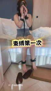 [原创] 苏E：骚妻被绑起来更放荡，自己按摩骚穴，简界完整版封面图