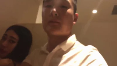 骚女，线下约会居然是真空，毛茸茸的大鲍鱼太好看了，直接在快餐店卫生间封面图