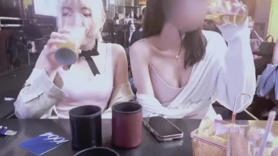 俩少妇路边摊喝酒！对着闺蜜大奶疯狂揉捏这是出来钓鱼的吧胆子真大封面图