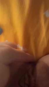 玩弄下面粉粉嫩嫩的湿穴封面图