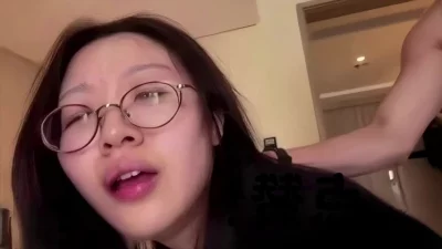 眼镜骚母狗被肌肉男撕开黑丝暴力抽插连续高潮淫叫封面图