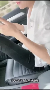 高速开车摸奶怕被拍照!吃鸡巴消消火受不了停路边就开操无毛肥穴封面图