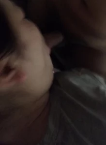 女大卖力的吃封面图