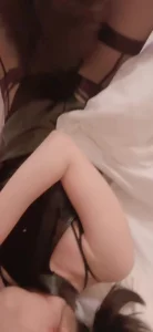 白嫩娇妻同意给大屌单男上封面图