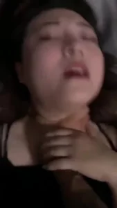 调教了一个胖女人，尻她的时候很开心一脸坏笑封面图