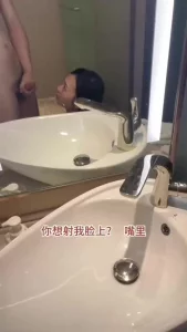连续射了两次，第一次射嘴巴里，完美露脸的反差骚货封面图