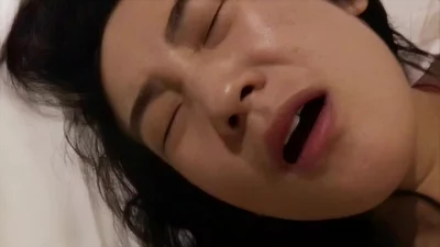 “老公抱紧我再快点”极品美乳人妻的性高潮表情淫荡封面图