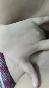 网调20岁母狗在家自慰给我看，处女膜都破了，最后尿了！！！封面图