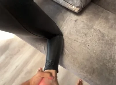 骚货欠羞辱 求射大屁股 撕开皮裤操开裆母狗封面图