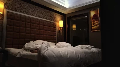 晚上和女友散步累了直接附近酒店开房过夜封面图
