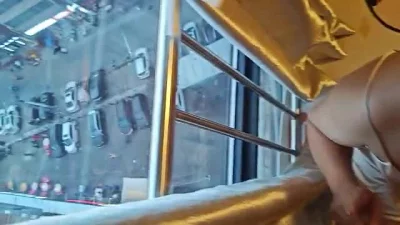 到母狗家拉开窗帘吃鸡巴封面图
