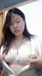 母狗玩奶子，玩肛塞封面图