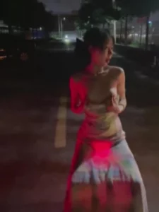 我靠 露出+3p 当着她老公的面问谁操的爽封面图