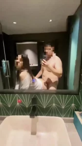 看老婆被抓着在镜子前面狂操她崩坏和谄媚口交的时候真的好美封面图