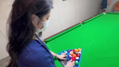 带少妇约会的一天，吃完海底捞直奔台球厅，白色过膝袜足交猛撸深喉口交后封面图