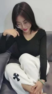 三男三女家中玩群P 妹子一个个都非常年轻水嫩高颜值 老衲真是羡慕封面图