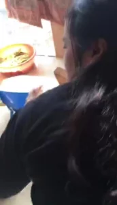 阳台强推后入熟女，阿姨在晾衣服封面图