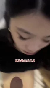 命令她找个当地人操逼做爱，结果不是刮风就是下雨，终于在当地酒吧被人勾封面图