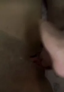 继续用手 扣喷小女友封面图