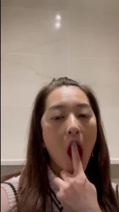 骚货人妻自拍封面图