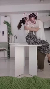 老公常年不在家的熟女阿姨同事约我去他家，在厨房就与我“翻云覆雨”封面图
