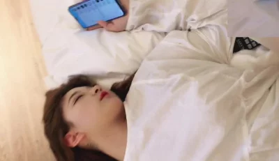 不是玩手机吗，怎么舒服的闭上眼了，你个小骚话还聊男模呢封面图