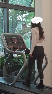 健身房瑜伽裤里包裹的是蜜桃臀，长腿女后入啪啪，大屁股就要往死干封面图