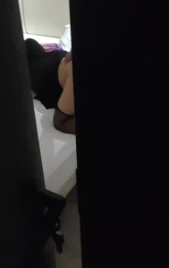 黑丝骚妻被单男无套后入封面图