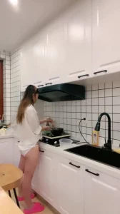 全程露脸，居家约啪极品韵味少妇，骚货被操的一脸享受封面图