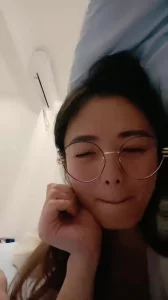 全程露脸，居家浴室约操眼镜韵味少妇，最后把少妇操的欲罢不能！封面图