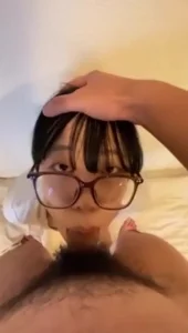超美眼镜嫩妹情侣私拍_被大屌男友驯化调教封面图