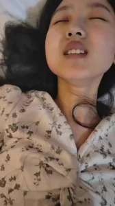 清纯白月光， 嫩穴咕叽狂吞大屌深喉吞精翻白眼 浪叫“哥哥操烂我女大骚封面图