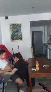 “鸡吧太大了”大波浪少妇穿制服开档肉丝红底高跟去老板家竞聘文秘一职位封面图