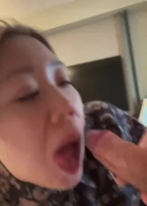 风韵犹存的人妻吃大鸡封面图