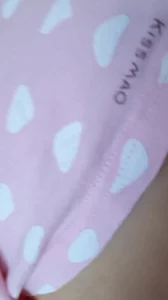小骚货在小姨子身边疯狂女上位，交合处清晰可见，嫩逼诱人，身材爆表。封面图
