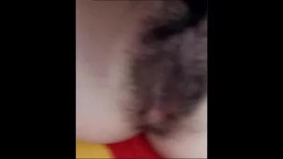 清纯女大展示流水小逼封面图