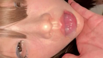 现在的女大学生太骚了！学业没完成骚逼技巧先毕业，各种玩法配合度堪比少封面图