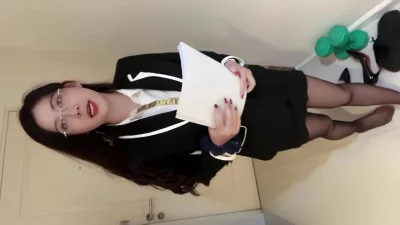 黑丝家庭女教师被学生强推玩弄无套内射封面图
