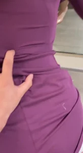 紫色上衣的少妇封面图