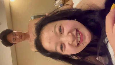 性瘾极大的骚母狗约到帅气小哥被操高潮开心的笑了封面图