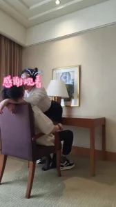 出差的制服女经理“献身”感谢来酒店给维修手机的师傅封面图