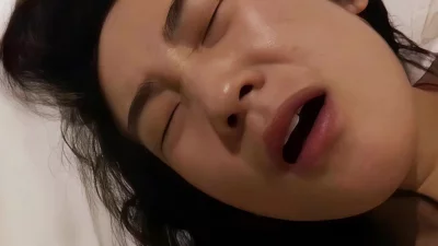 “再快点，我马上要来了”反差女友的真实高潮表情淫荡封面图
