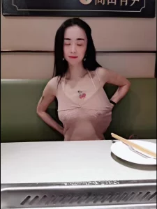 国企人妻露出吃饭前要先吃鸡巴封面图