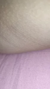 近距离玩弄小骚货的骚逼封面图