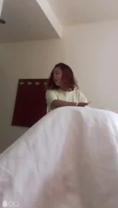 内射良家人妻 送完娃就过来偷吃封面图