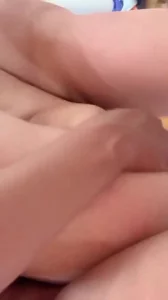 3P骚妻被单男抱起来操封面图